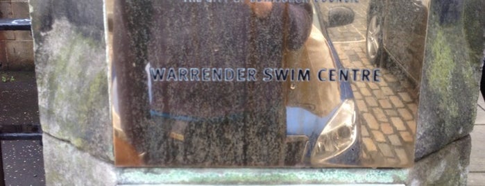 Warrender Swim Centre is one of Locais curtidos por Dave.