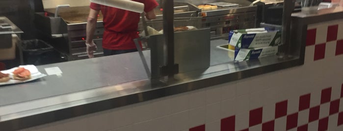 Five Guys is one of Andyさんのお気に入りスポット.