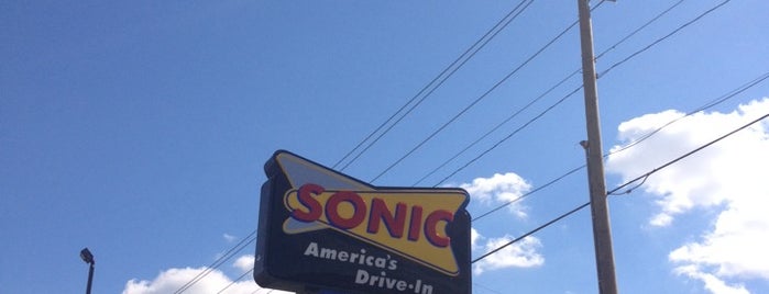 SONIC Drive In is one of Locais curtidos por Chester.