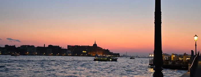 Dorsoduro is one of Venice 🚤🍦.