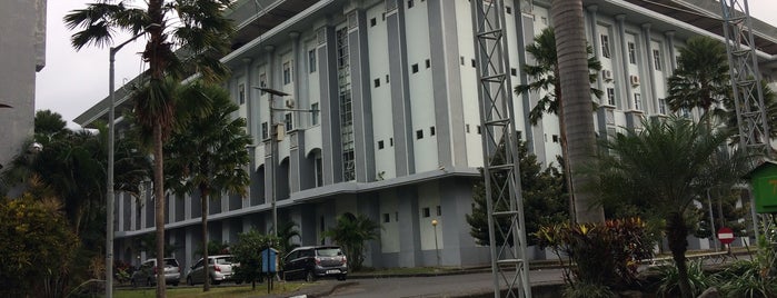 Universitas Islam Negeri Maulana Malik Ibrahim (UIN Maliki) is one of State University.