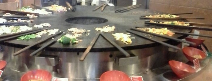 Genghis Grill is one of Locais curtidos por Adrienne.