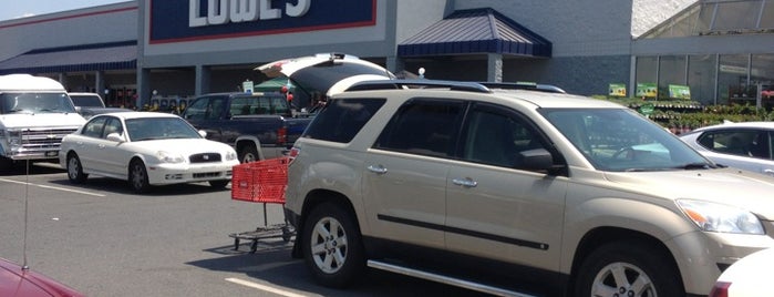 Lowe's is one of Lieux qui ont plu à Matt.