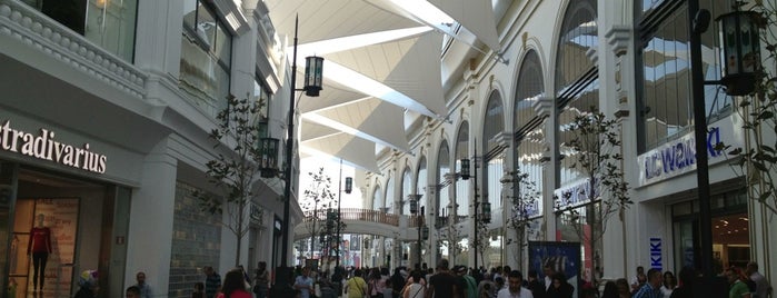 İsfanbul Alışveriş Caddeleri is one of Istanbul Mall's.
