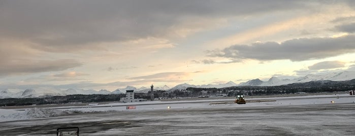 Molde Lufthavn, Årø (MOL) is one of Flyplasser.