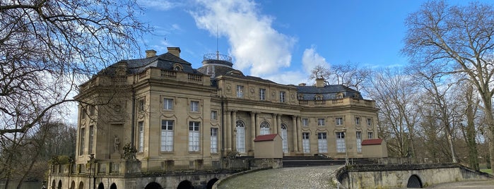 Seeschloss Monrepos is one of Lieux qui ont plu à Sehnaz.