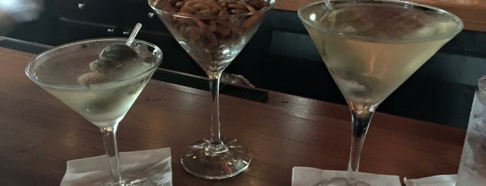 Marty's Martini Bar is one of Where to go: Andersonville + Edgewater.