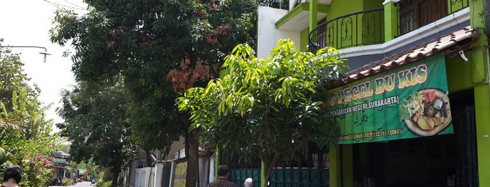 Pecel Bu Kis is one of Tempat yang Disukai Hendra.