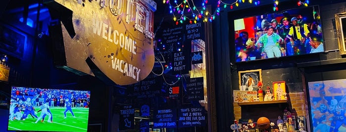 Duke's Refresher + Bar is one of สถานที่ที่บันทึกไว้ของ Daniel.