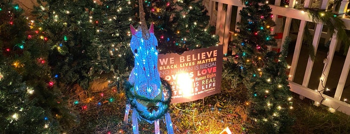 Hampden Christmas Lights on 34th street is one of James'in Beğendiği Mekanlar.