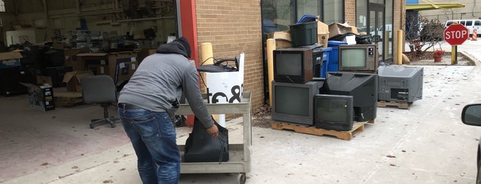 Household Chemicals and Computer Recycling Facility is one of Andy : понравившиеся места.