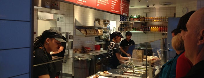 Chipotle Mexican Grill is one of Lugares favoritos de Travis.