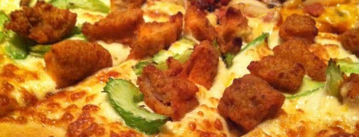 Boston Pizza is one of Lugares favoritos de Moe.