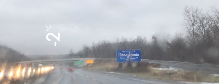 Welcome To Pennsylvania Sign is one of Orte, die Lizzie gefallen.