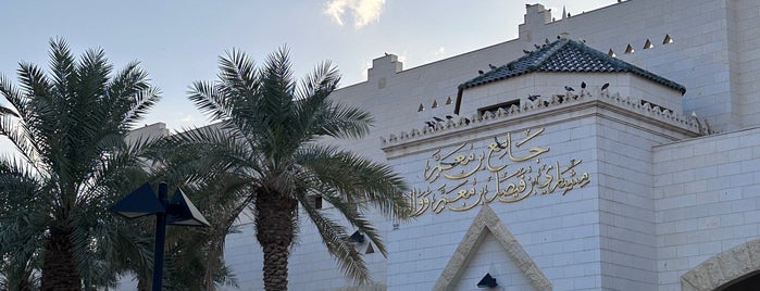 جامع بن معمر - مشاري بن فيصل بن معمر ووالديه is one of สถานที่ที่ Tariq ถูกใจ.