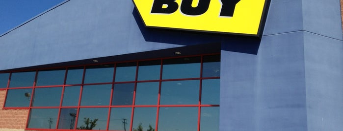 Best Buy is one of Tempat yang Disukai Bradley.