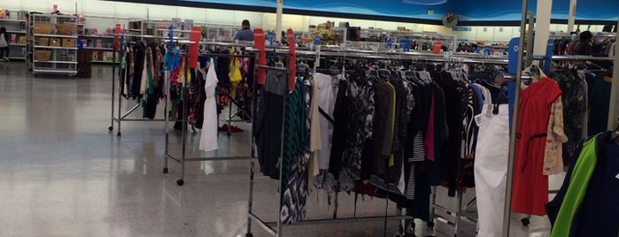 Ross Dress for Less is one of สถานที่ที่บันทึกไว้ของ Claudia.