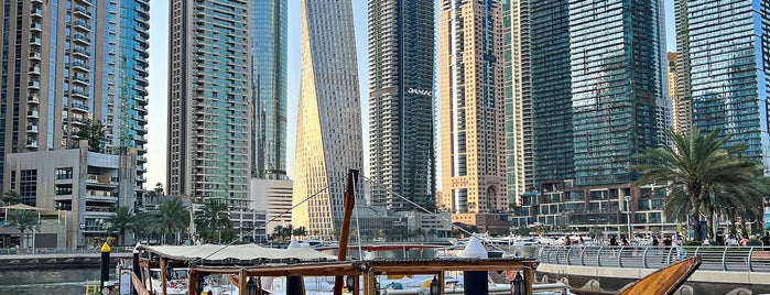 Dubai Marina is one of Lugares.