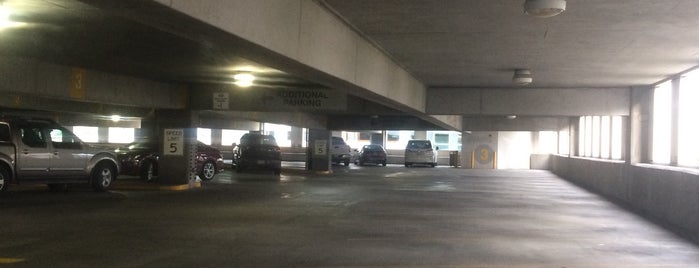 LaSalle Parking Garage is one of Lugares favoritos de Brian.