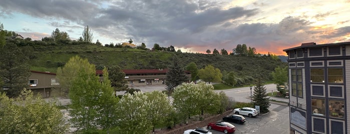 Edwards Riverwalk is one of Justin'in Beğendiği Mekanlar.