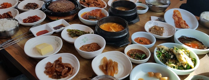 정록쌈밥 is one of 경주.