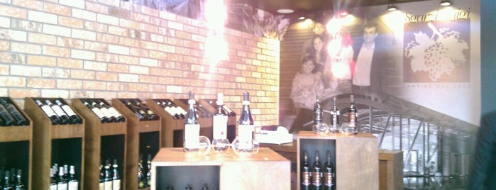 Vinos Sgarzi Luigi Cantine is one of Oscarさんのお気に入りスポット.