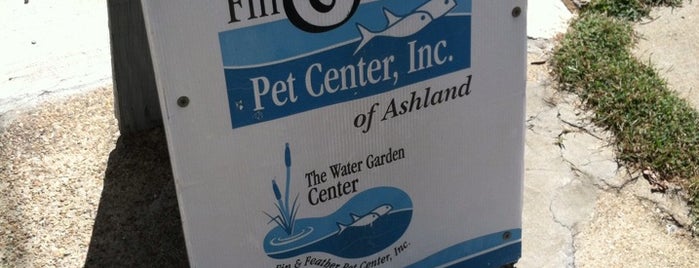 Fin & Feather Pet Center is one of สถานที่ที่ Hannah ถูกใจ.
