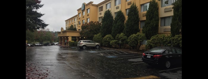 La Quinta Inn & Suites Seattle Bellevue / Kirkland is one of สถานที่ที่ Kent ถูกใจ.