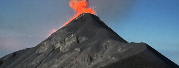 Volcán Acatenango is one of Tempat yang Disukai Denis.