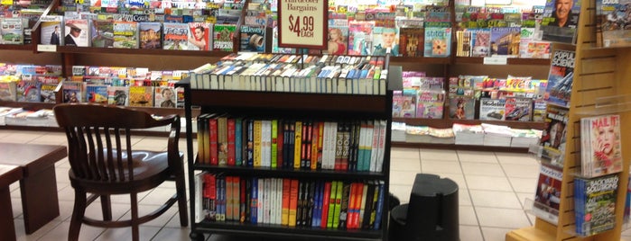 Barnes & Noble is one of Tempat yang Disukai Jill.