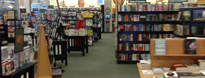 Barnes & Noble is one of สถานที่ที่ Andrew ถูกใจ.