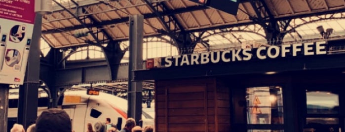 Starbucks is one of Tempat yang Disukai Guillaume.