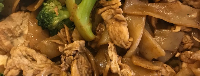 Bangkok Chef is one of The 15 Best Places for Garlic Chicken in Honolulu.