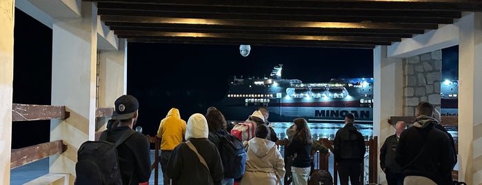 Milos Port is one of Guía de Grecia.