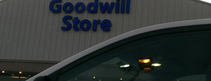 Goodwill Store is one of Tempat yang Disukai Bob.