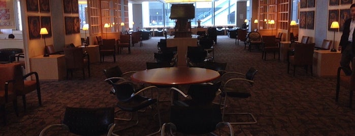 United Club is one of Lugares favoritos de Jerry.