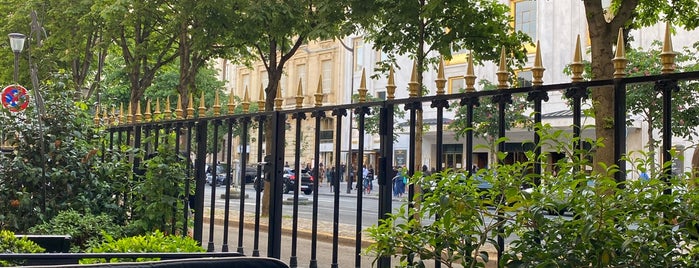 Hôtel Montaigne is one of Paris.