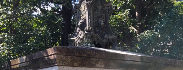 Electric light at the front gate of the Imperial Palace is one of 都下地区.