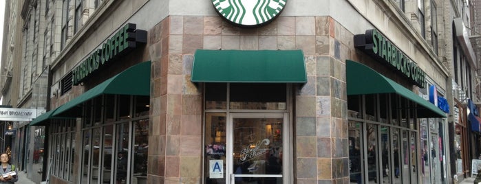 Starbucks is one of Orte, die Matthew gefallen.