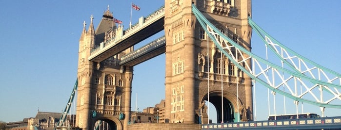 Jembatan Menara is one of Londen.