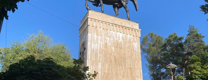 Statuia ecvestră a lui Ștefan cel Mare is one of Сучава, Ботошань.