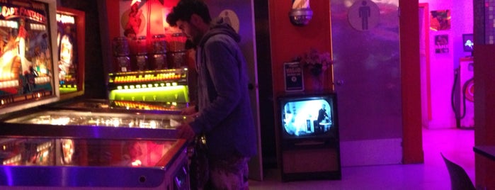 Macfly Bar & Arcade is one of Locais curtidos por Silvia.