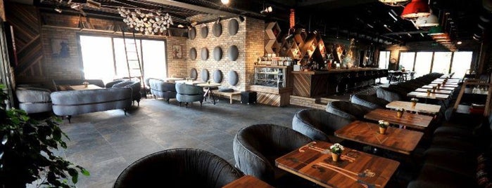 hoUse Lounge Bar is one of Lugares guardados de D.