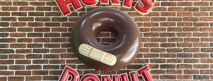Hurts Donut is one of Tempat yang Disukai Oscar.