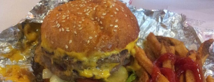 MOOYAH Burgers, Fries & Shakes is one of Orte, die Terry gefallen.