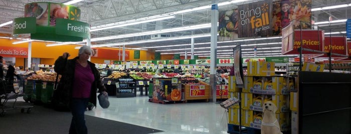 Walmart Supercentre is one of Tempat yang Disukai Melissa.