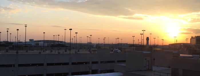 Dallas Fort Worth International Airport (DFW) is one of Tempat yang Disukai Andrea.