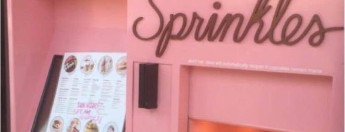 Sprinkles Cupcakes is one of สถานที่ที่ A ถูกใจ.