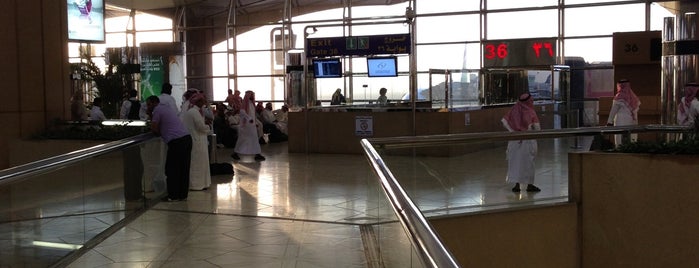 Kral Halid Uluslararası Havalimanı (RUH) is one of Saudi-Arabien.