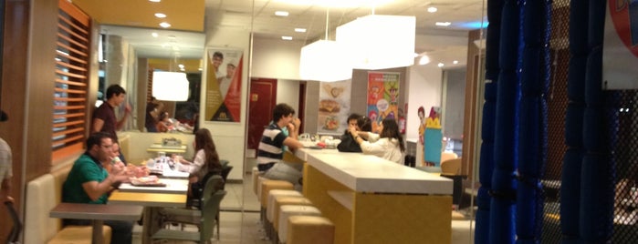 McDonald's is one of lanchonetes e salgados.